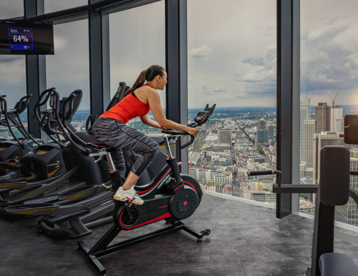 Fitnessstudio Frankfurt Main Tower PRIME TIME fitness Wattbike